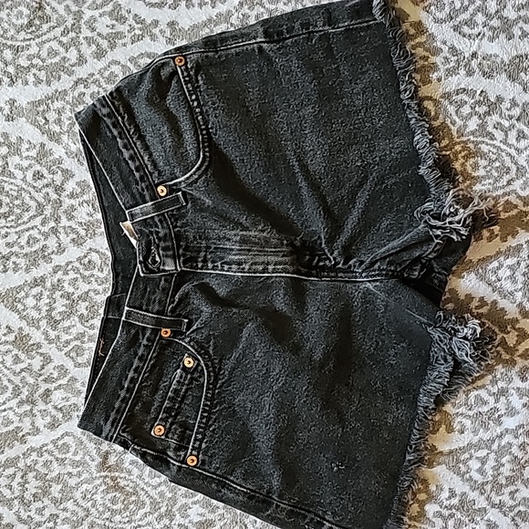 STUNNING VINTAGE 550 LEVIS BLACK JEAN SHORTS - Picture 3 of 9